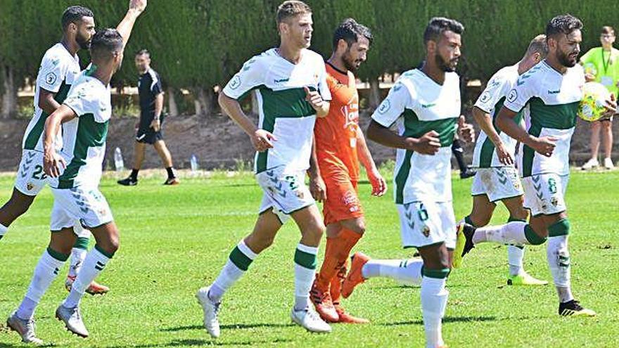 Los jugadores del Ilicitano celebran un gol en un partido en la Ciudad Deportiva.