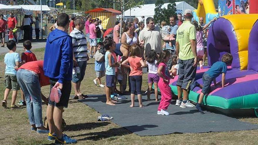 Niños en hinchables de las fiestas de Novo Mesoiro en una edición anterior.