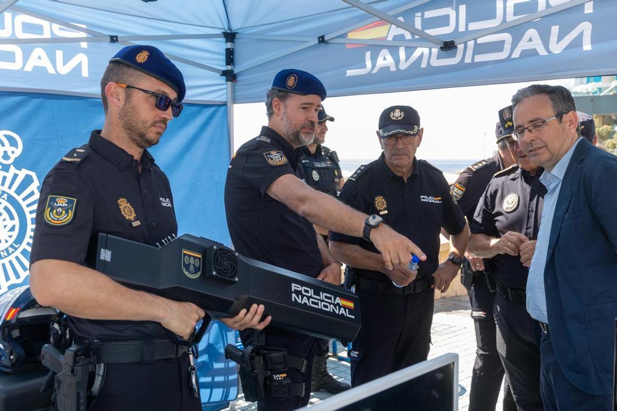 Exihibición de medios de la Policía en el Postiguet por la  "Operación Verano".