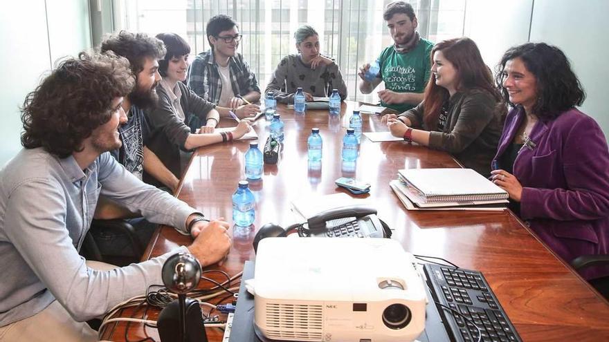 Cristina Valdés, a la derecha de la foto, junto a los representantes estudiantiles, ayer en Oviedo.