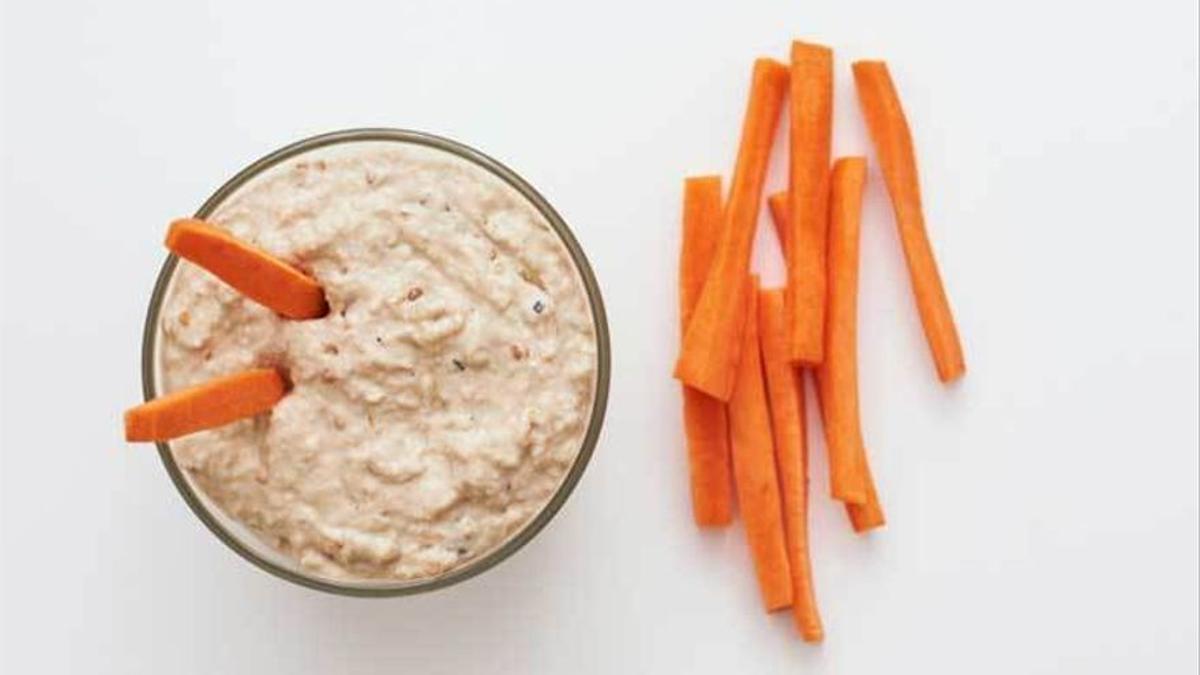 Humus con palitos de zanahoria.