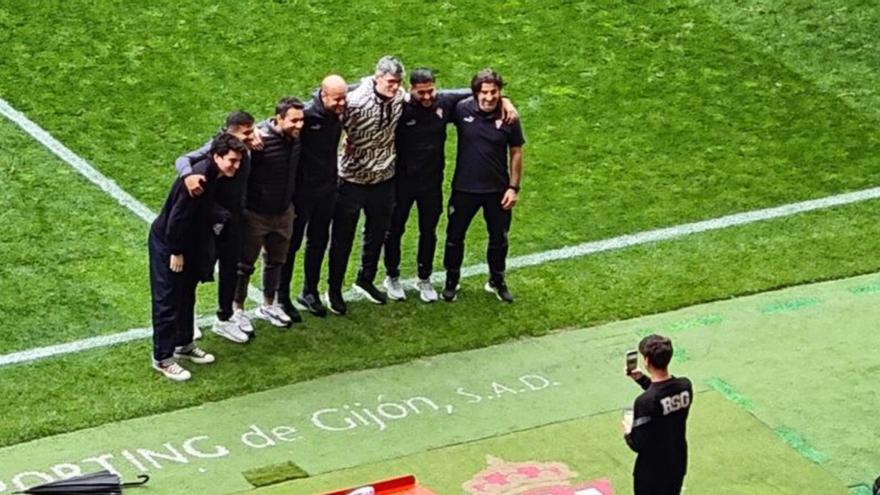 Mikel Antía visita a Ramírez en El Molinón tras compartir banquillo juntos en el Charlotte estadounidense