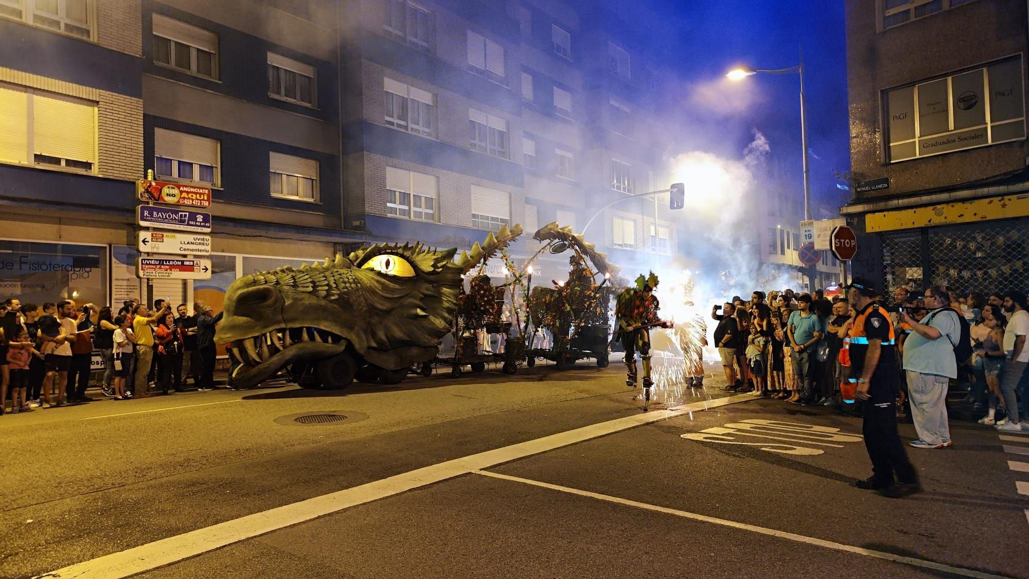 Así fue la hoguera de San Xuan en Mieres: arte, fuego y un dragón gigante