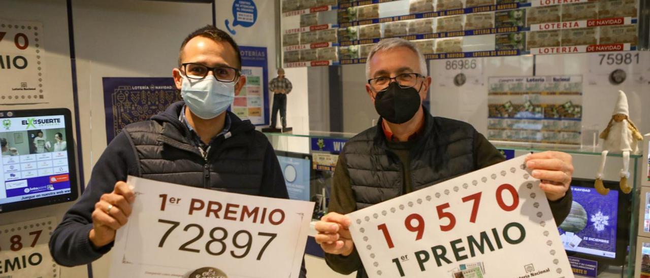 Benjamín y Andrés Martínez, loteros al frente de “El X de la Suerte” con los números premiados con el Gordo el año pasado en Navidad y Reyes.   | // ANXO GUTIÉRREZ