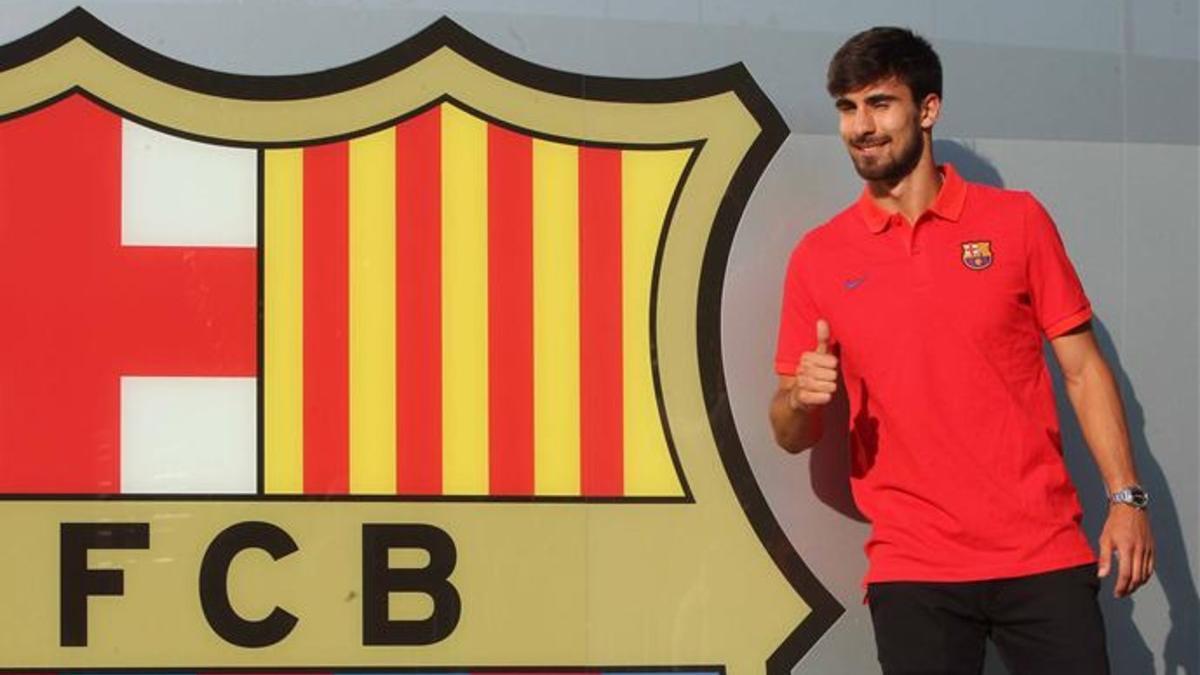 André Gomes posando junto al escudo del Barça