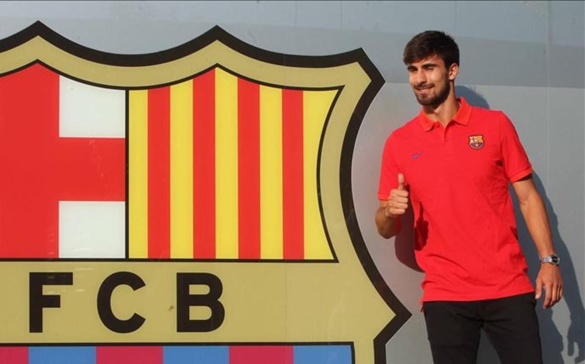 André Gomes posando junto al escudo del Barça