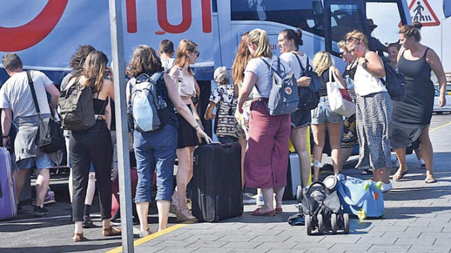 Una guagua del TUI recoge a turistas en el aeropuerto de Gran Canaria.