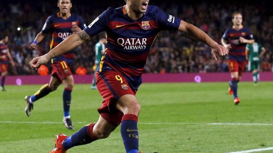 Luis Suárez celebra su tercer gol ante el Eibar. // Albert Gea