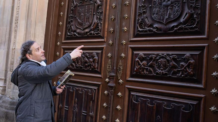 El creador de la guía, Raúl Carlos Salgado, explica los detalles de la puerta del Antiguo Palacio Provincial.