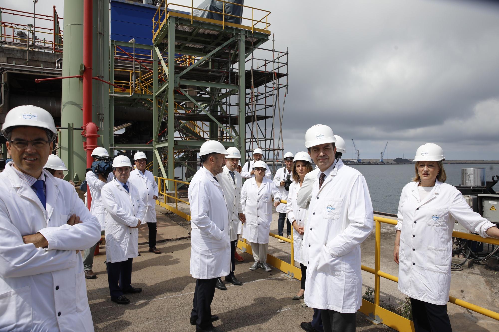 Teresa Ribera visita la planta regasificadora de El Musel