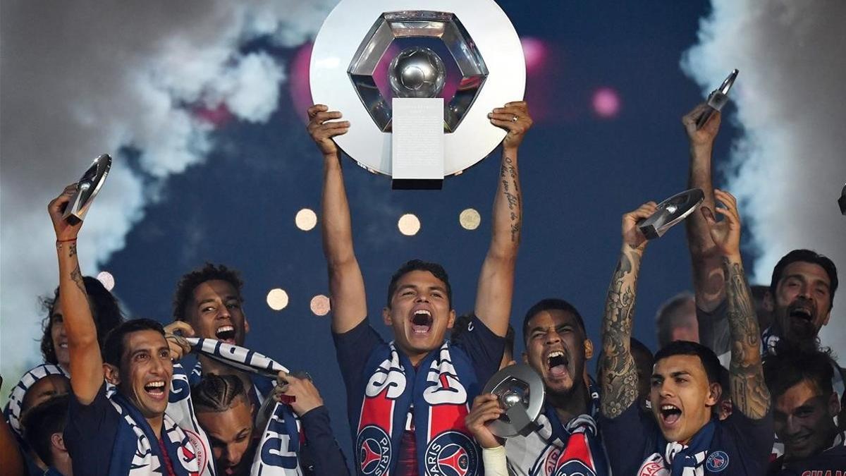 Tihago Silva levanta el trofeo del PSG como campeón de Liga en 2019