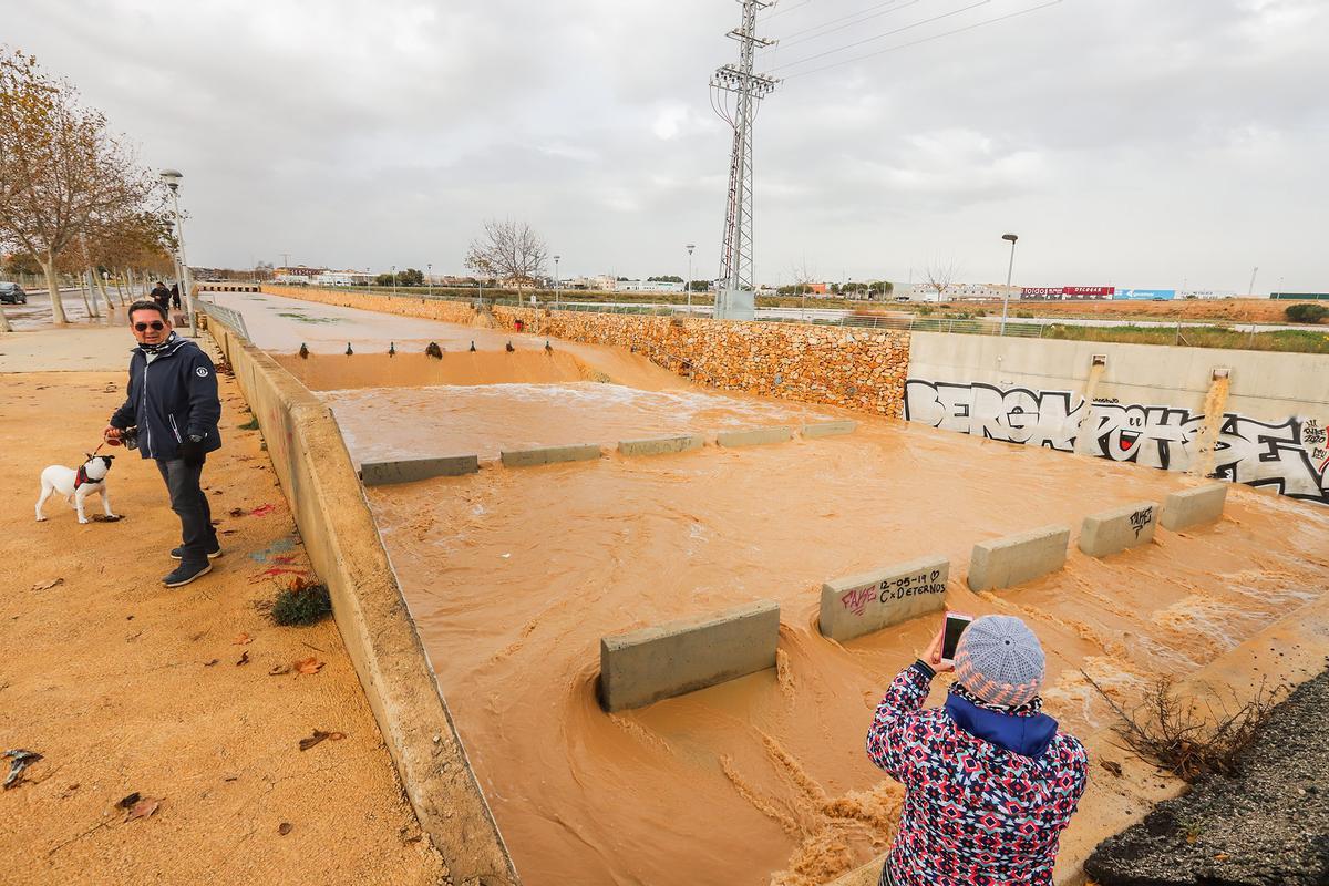 Crecida de la rambla urbana en enero de 2020 en Pilar de la Horadada