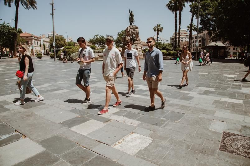 El pavimento de la Plaza de España está en muy mal estado. 