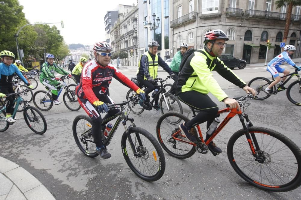 Decenas de ciclistas de todas las edades convergen en la ruta ''Bicis na primavera'' para disfrutar de un recorrido de varios kilómetros por Vigo.