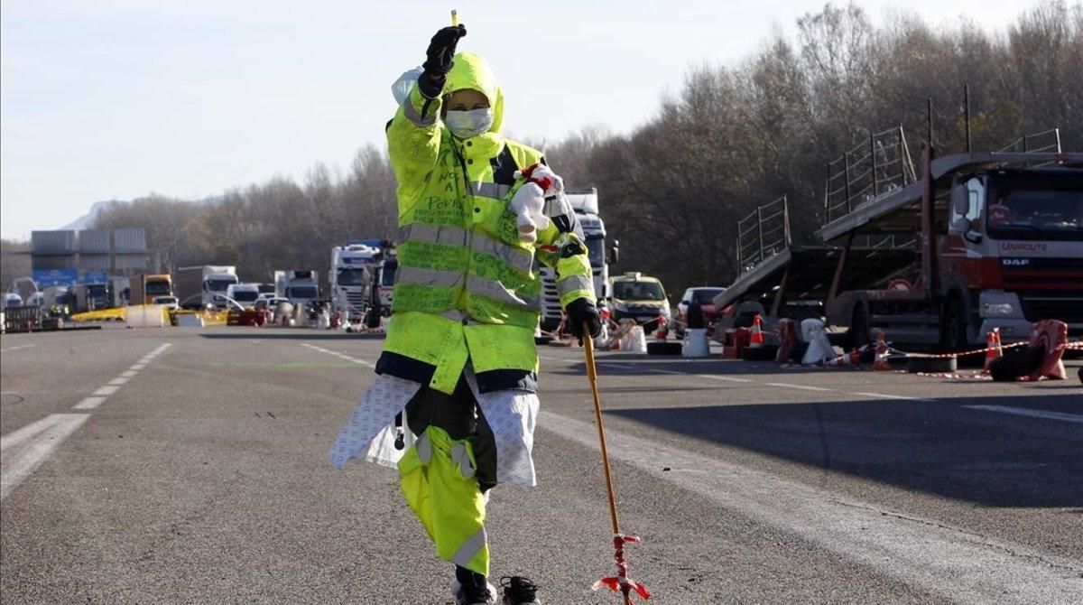 zentauroepp46136132 a demonstrator wearing a yellow vest painfully walks on a mo181204182412 zentauroepp46136132 a demonstrator wearing a yellow vest painfully walks on a mo181204182412