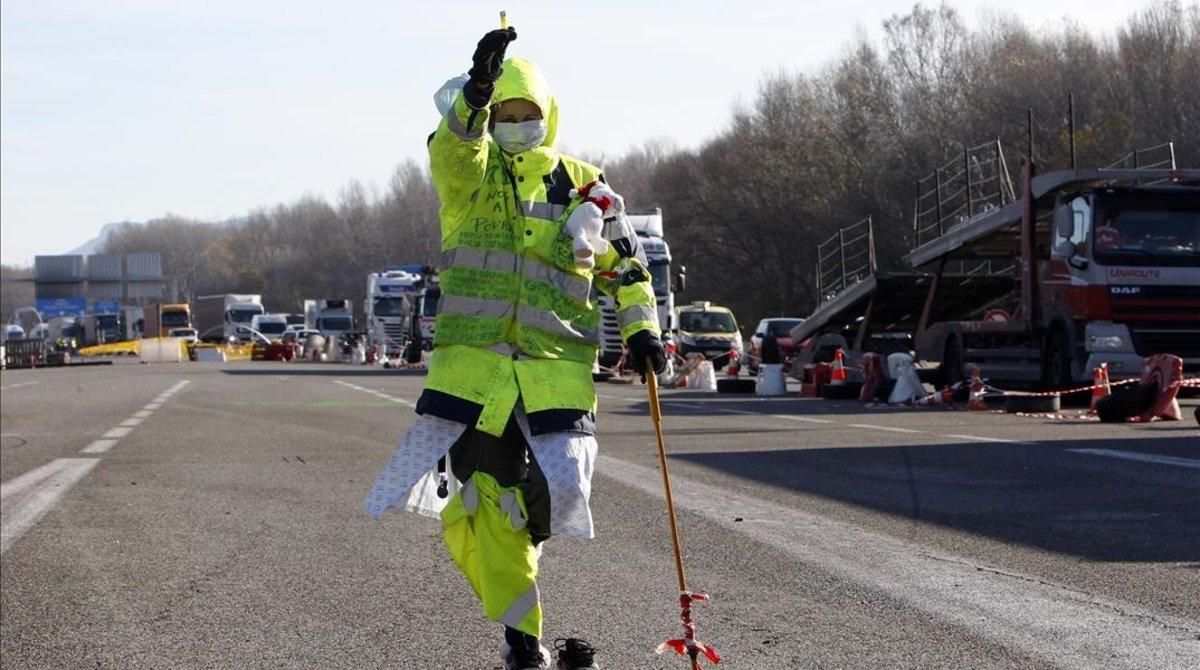 zentauroepp46136132 a demonstrator wearing a yellow vest painfully walks on a mo181204182412