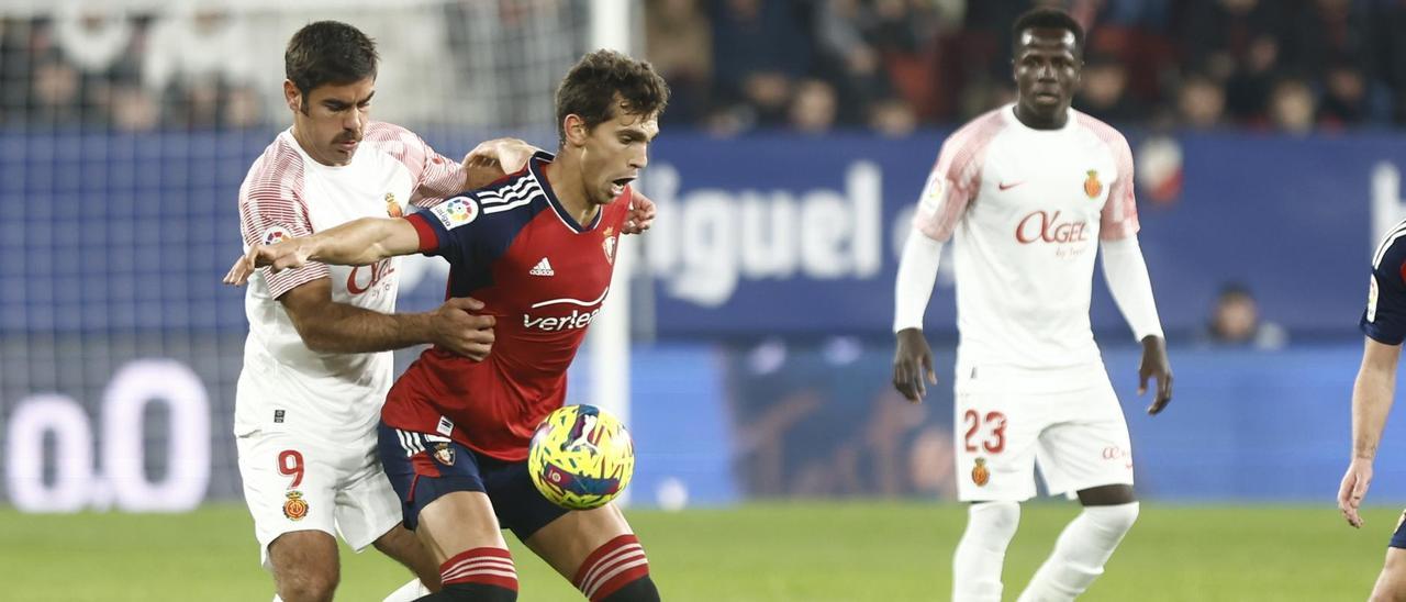 Abdón disputa un balón en El Sadar.