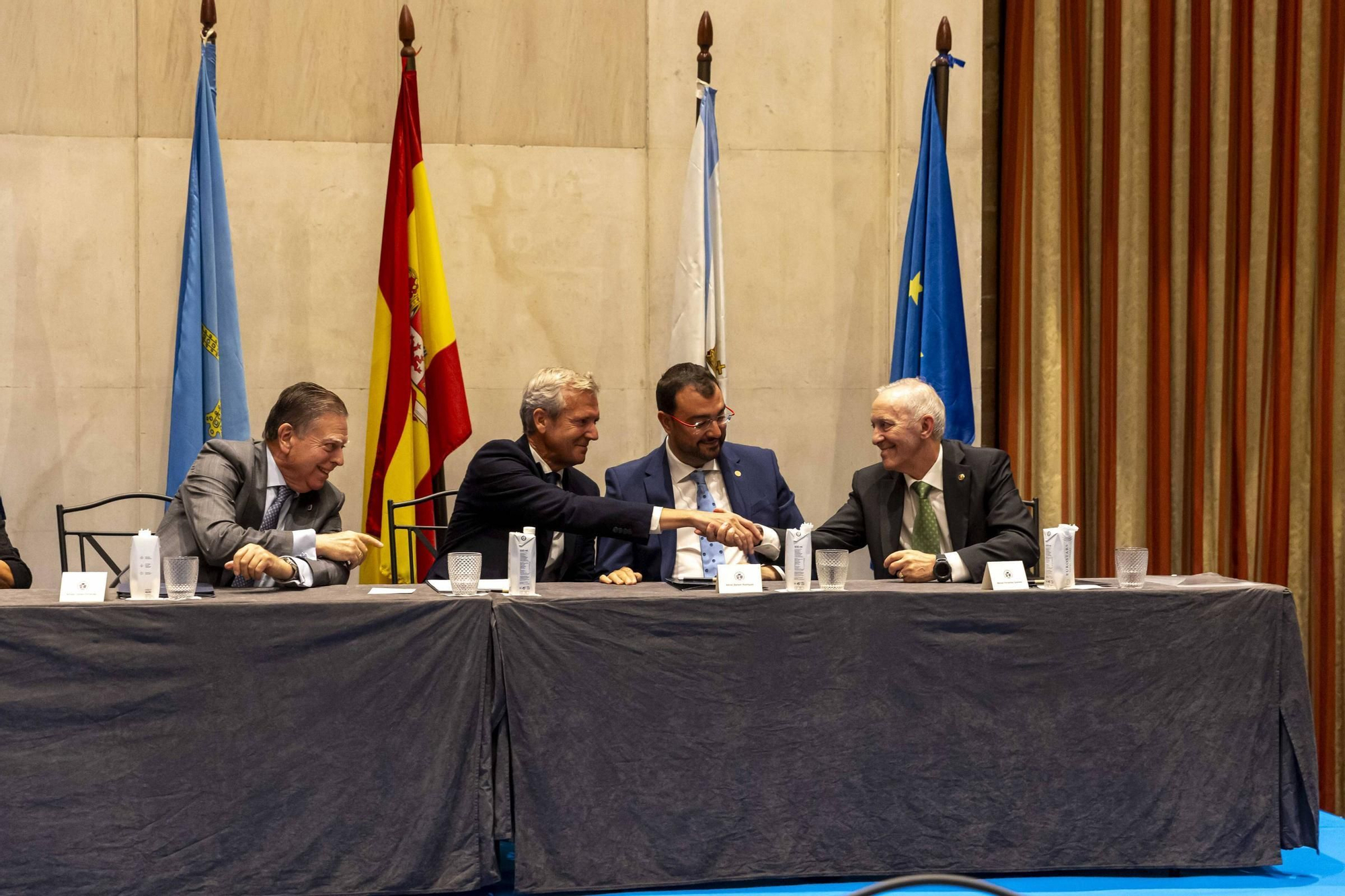 La Asociación Día de Galicia en Asturias entrega su medalla de oro a Adrián Barbón y Carmen Moriyón