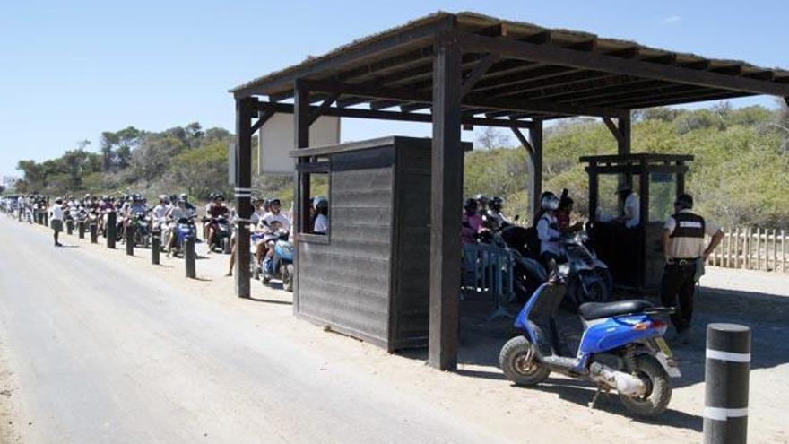 Punto de acceso y de pago de los aparcamientos de ses Illetes, en el Parque Natural.