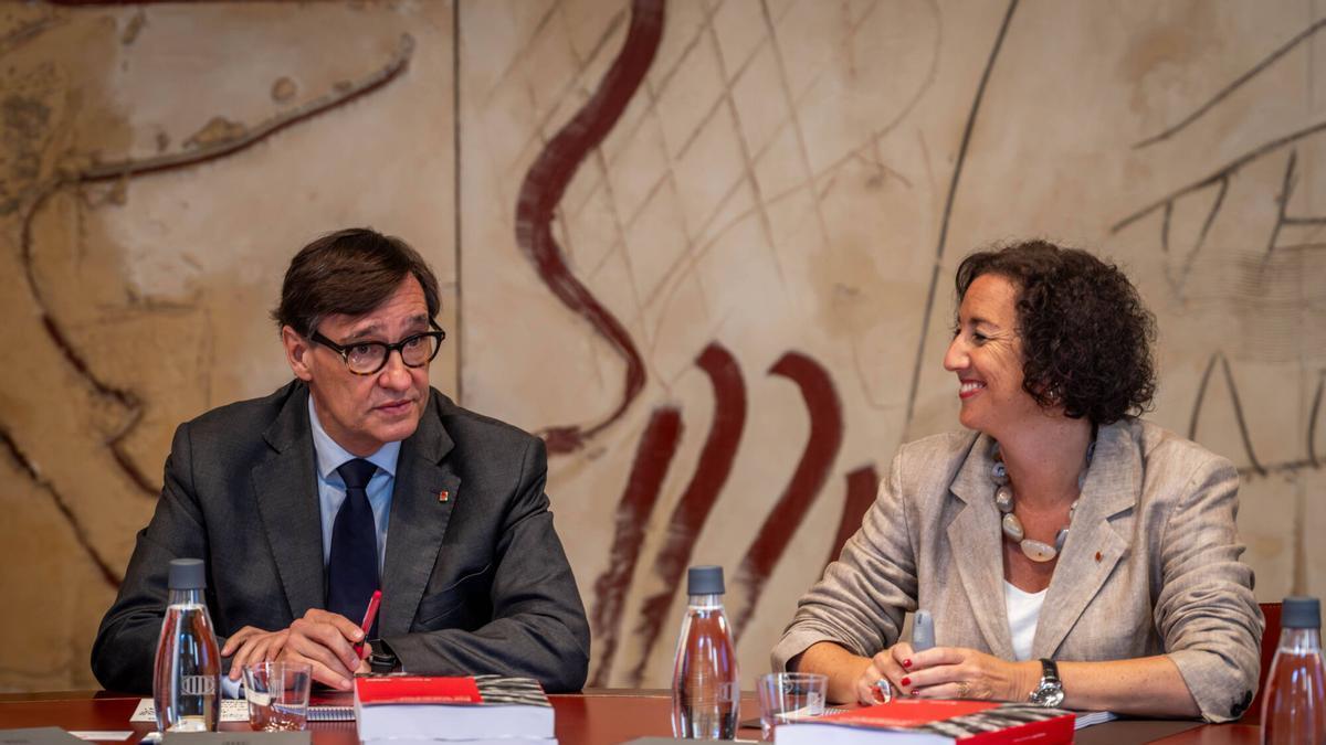 Salvador Illa y Alícia Romero, en la reunión extraordinaria del Consell Executiu donde se aprobó el proyecto de presupuestos de 2026.