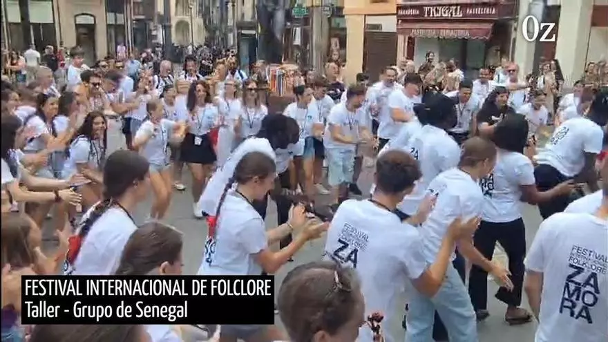 Ritmo puro de Senegal por las calles de Zamora en el Festival Internacional de Folklore