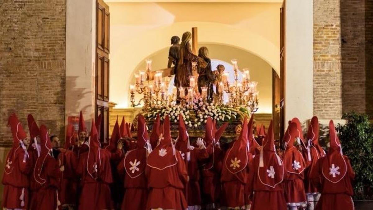El paso de ‘Las hijas de Jerusalem’, obra de Juan González Moreno, es introducido en el interior del templo tras la procesión de Miércoles Santo.