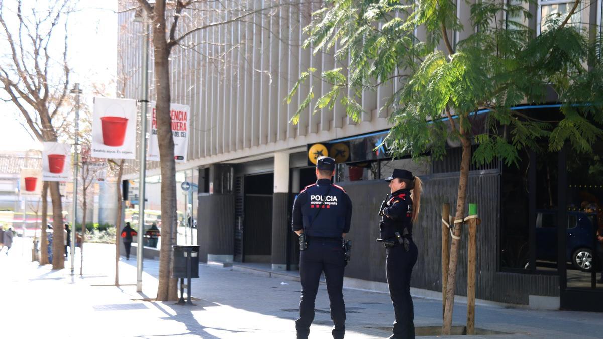Una patrulla dels Mossos a la porta de la Federació Catalana de Futbol.