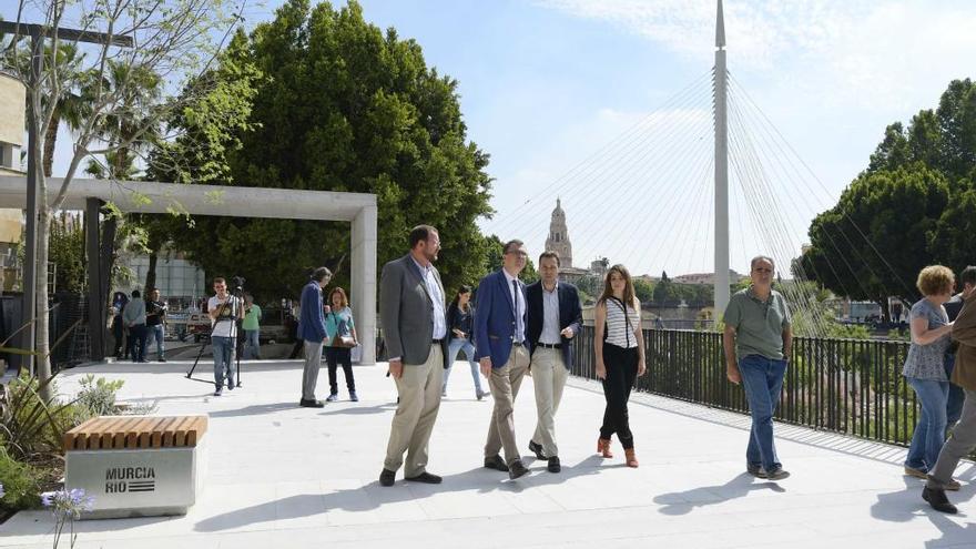 Ballesta visitó ayer las obras del paseo fluvial de Murcia Río con parte de su equipo.