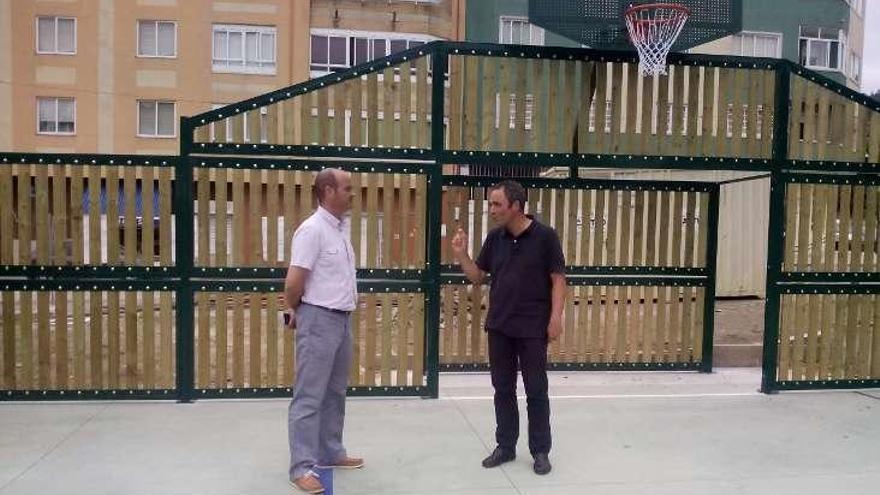 Félix Juncal, ayer, en su visita a la pista polideportiva.