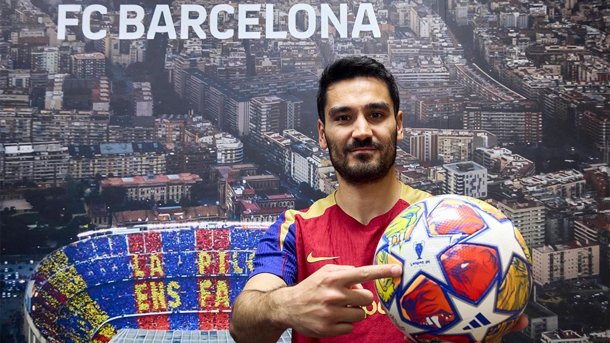 Gündogan posa con el balón de Champions League durante una entrevista con SPORT