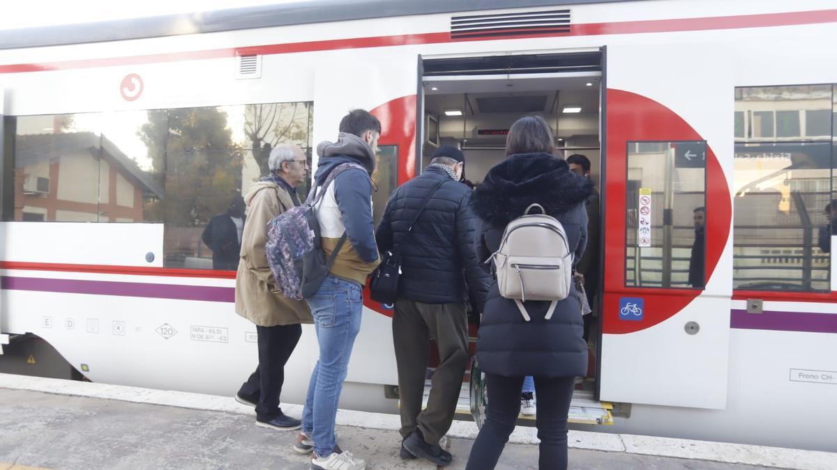 Línea C2 de Cercanías a su paso por Algemesí.