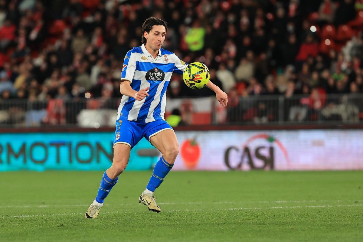 Samuele Mulattieri justo antes del golpeo