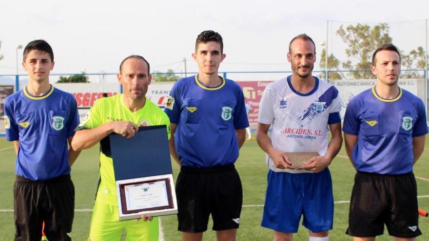 Nino recibe una placa de homenaje antes de iniciarse el partido