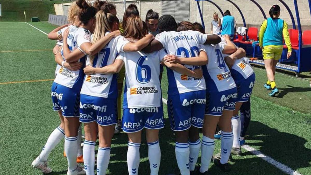 Las jugadoras del Zaragoza CFF hacen piña antes del encuentro.