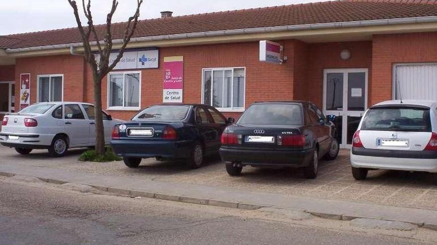 Vehículos de sanitarios en un centro de salud rural.