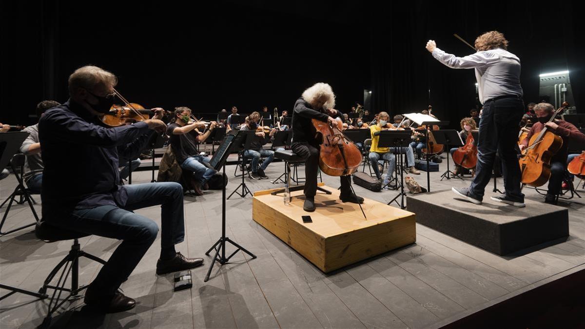 TARRAGONA (TARRAGONES)  29 01 2021  ENSAYO DE LA ORQUESTA CAMERA MUSICAE CON EL VIOLONCHELISTA MISCHA MAISKY Y LA DIRECCION DE TOMAS GRAU EN EL TEATRO TARRAGONA  FOTO  JOAN REVILLAS