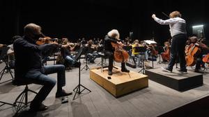 Tomàs Grau, en un ensayo de la orquesta Camera Musicae con Mischa Maisky la semana pasada en Tarragona.