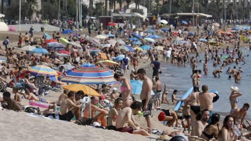 La platja de la Barceloneta, ahir plena de banyistes.