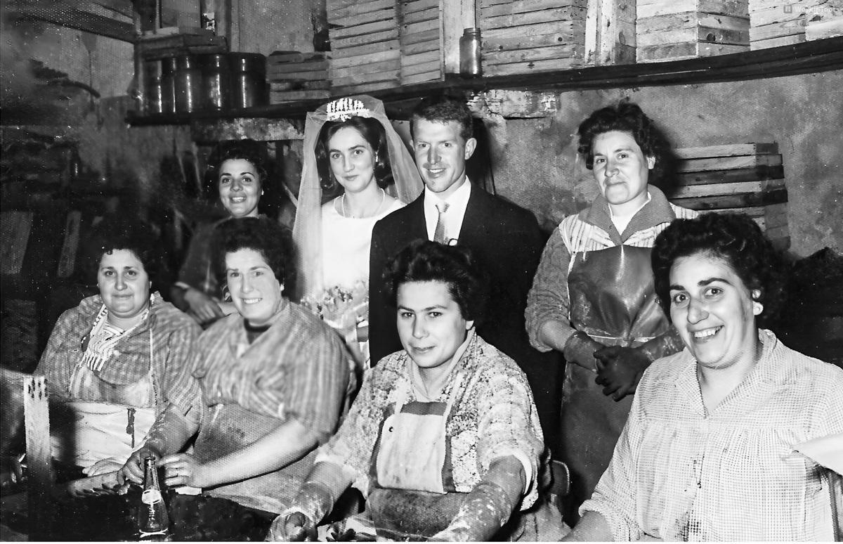 Visita a la fàbrica de SalaonsSolés, a la Platja, el dia del casament de Dolors Gardella Llop i Pere SolésAndreu, el 4 d’abril de 1963. D’esquerra a dreta i de dalt a baix: Pepita Ros,la núvia, el nuvi i Estrella Pagès Rustey. A baix: Carme Sagrera Comas,Caterina Gusó Farró, Caterina Torrent Pairet i Àngela Esquerrà.