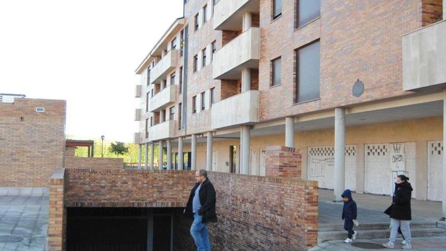 La entrada al aparcamiento subterráneo de la plaza Salamarca, en Lugo de Llanera.