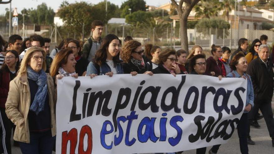 Decenas de estudiantes claman contra la suciedad del IES Mutxamel