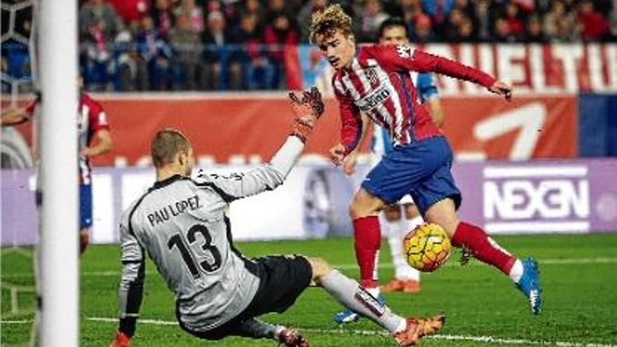 Griezmann remata davant la sortida del porter gironí de l&#039;Espanyol, Pau López, en una acció del duel d&#039;ahir.