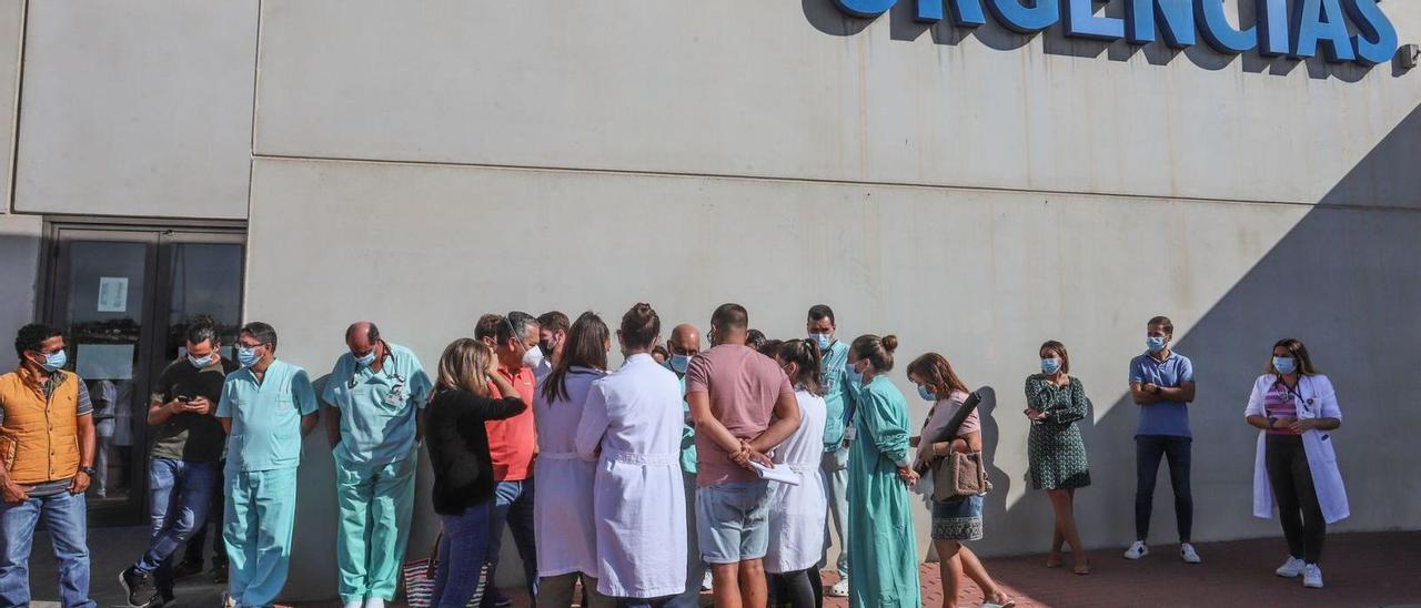 Imagen de la protesta de los médicos de Urgencias en el acceso al Hospital Universitario de Torrevieja, hace unos días.