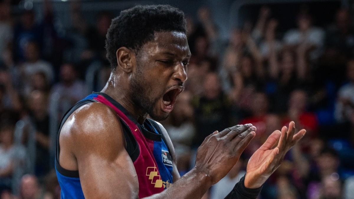 Chimezie Metu en un partido con el Barça de basket