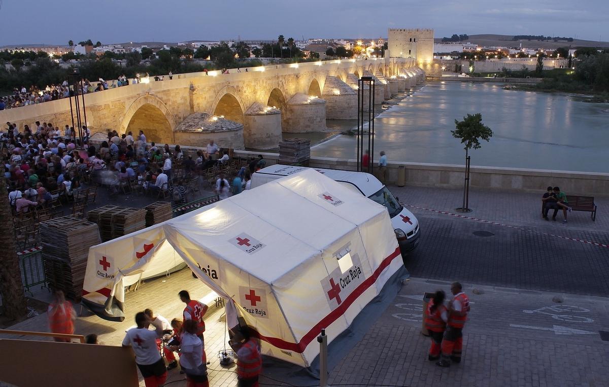Dispositivo de Cruz Roja en el Magno Vía Crucis de Córdoba.