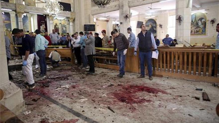 Al menos 36 muertos en un doble atentado contra iglesias coptas en Egipto