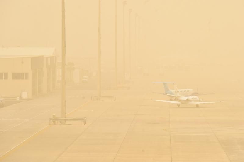 22-02-2020 TELDE. Calima sobre el aeropuerto  | 22/02/2020 | Fotógrafo: Andrés Cruz