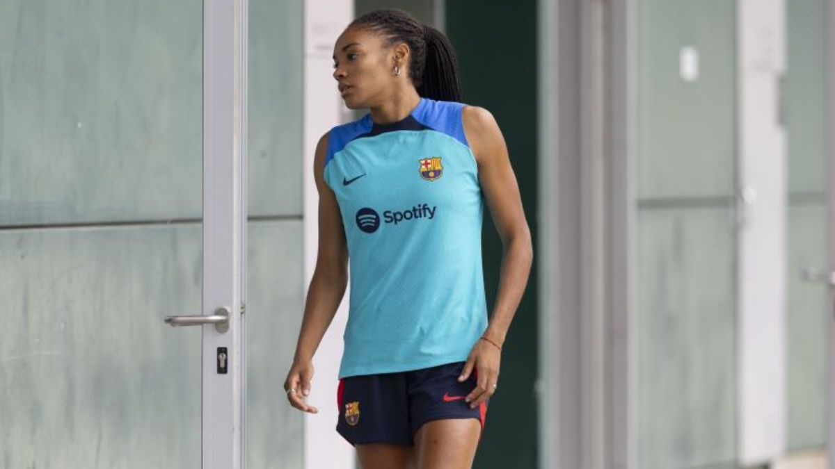 Salma Paralluelo, jugadora del FC Barcelona femenino, durante un entrenamiento