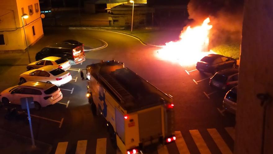 Vecinos de Garajes piden vigilancia policial por el temor a tener un pirómano en el barrio