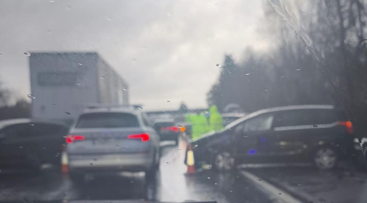 Un accidente múltiple en la AP-9 cierra la autopista en sentido Santiago Un accidente múltiple en la AP-9 cierra la autopista en sentido Santiago